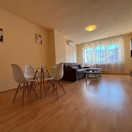 Nice, Spacious And Cozy Apartment *