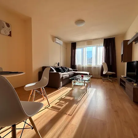 Nice, Spacious And Cozy Apartment *