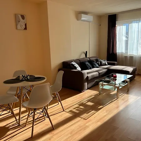 Nice, Spacious And Cozy Apartment *